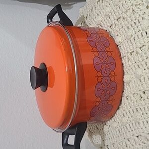 Vintage porcelain enameled Gourmet cookware Dutch oven with lid.